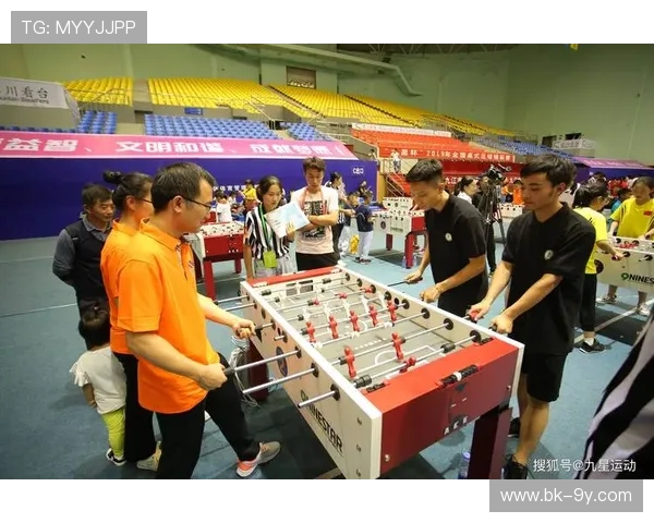 《足球裁判：从场上决策到精神象征的全方位探索与挑战》